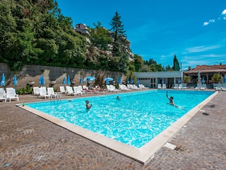 Gepflegter, ca. 25 m x ca. 12 m großer Pool