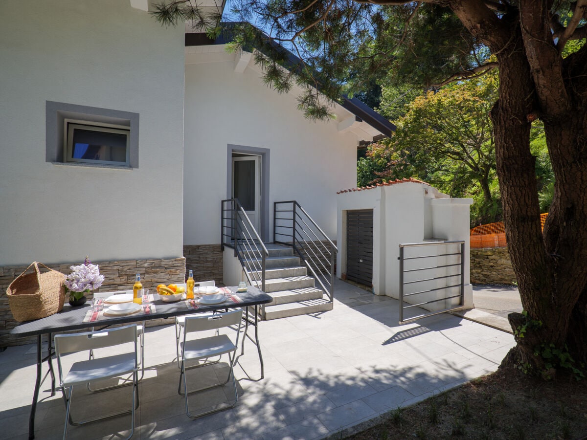 Ca. 30 m² große Terrasse mit Blick ins Grüne