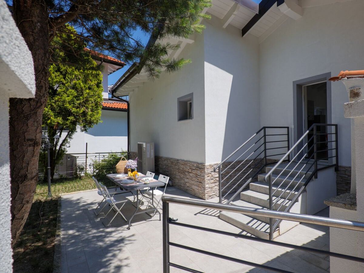 Ca. 30 m² große Terrasse