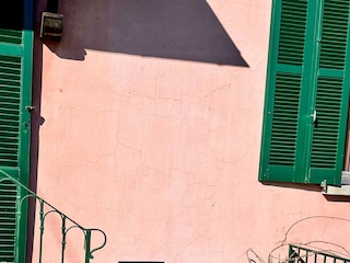 Ca. 10 m² große Terrasse mit Zugang zum Garten