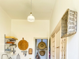 Gut ausgestattete offene Küche