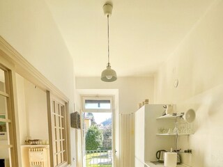 Gut ausgestattete offene Küche mit Ausgang auf den Balkon und in den Garten