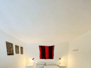 Eins von zwei Schlafzimmern mit französischem Bett