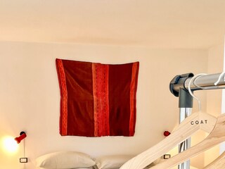 Eins von zwei Schlafzimmern mit französischem Bett