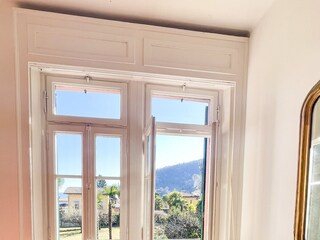 Eins von zwei Schlafzimmern mit französischem Bett