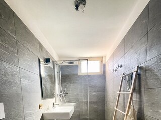 Badezimmer en suite mit Dusche, Bidet und Fenster