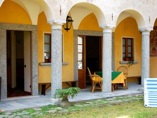 Ca. 15 m² große arkadenförmige, überdachte Terrasse (Porticato)