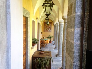 Ca. 15 m² große arkadenförmige, überdachte Terrasse (Porticato)