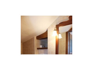 Freundliches, modernes Badezimmer mit ...