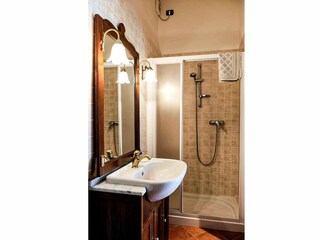 Freundliches, modernes Badezimmer