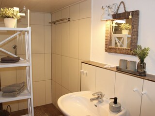 Badezimmer mit ebenerdiger Dusche
