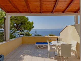 Terrasse mit Pool-Ausblick