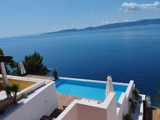 Infinity Pool und Lounge Bereich Ausblick