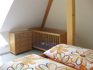 Schlafzimmer mit Kinderbett