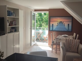 Blick in den Wohnraum und auf den Balkon
