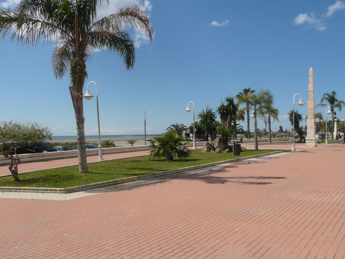 Die weite Strandpromenade von Motril