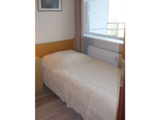 Schlafzimmer mit 2 Einzelbetten (hier Bett am Fenster)