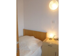 Schlafzimmer mit Einzelbetten / hier Bett links