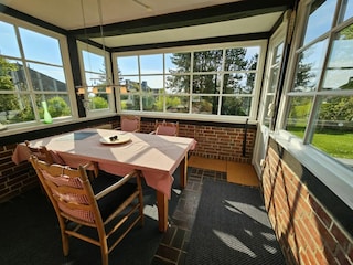 Genießen Sie entspannte Stunden in diesem hellen Essbereich mit Ausblick!