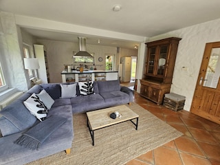 Entspannen Sie in diesem einladenden Wohnzimmer mit stilvollem Sofa!