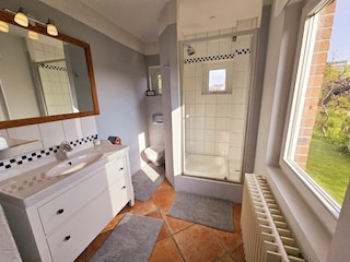 Modernes Badezimmer mit eleganter Dusche und stilvollem Waschbecken.