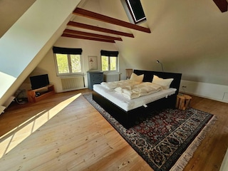 Erleben Sie Komfort in diesem stilvollen Schlafzimmer mit herrlichem Dachfensterlicht.