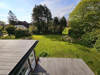 Genießen Sie entspannte Stunden auf der Terrasse mit Gartenblick!