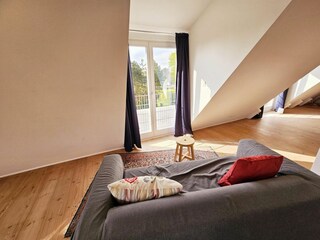 Helles Wohnzimmer mit einladendem Sofa.