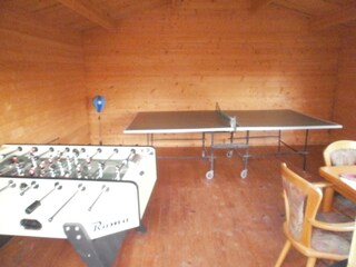 Tischtennisplatte und Kicker im Gartenhaus