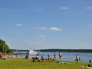 2 Minuten zum beliebten Badestrand