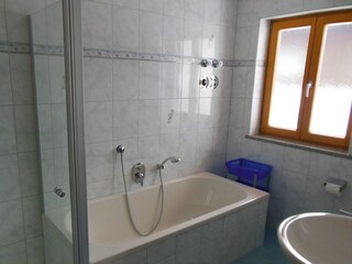 Bad mit Dusche/WC/Badewanne