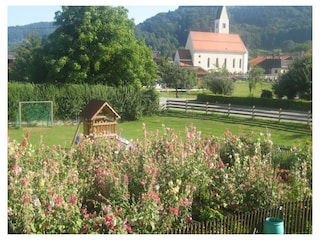 Garten mit Dorfkirche