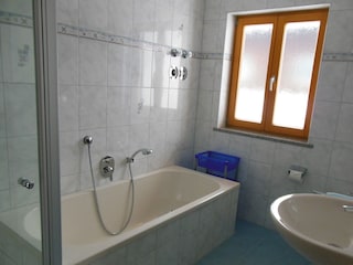 Bad mit DU/WC/Badewanne