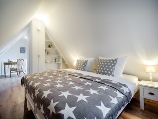 Galerieschlafzimmer mit Doppelbett