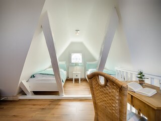 Galerieschlafzimmer mit Einzelbetten