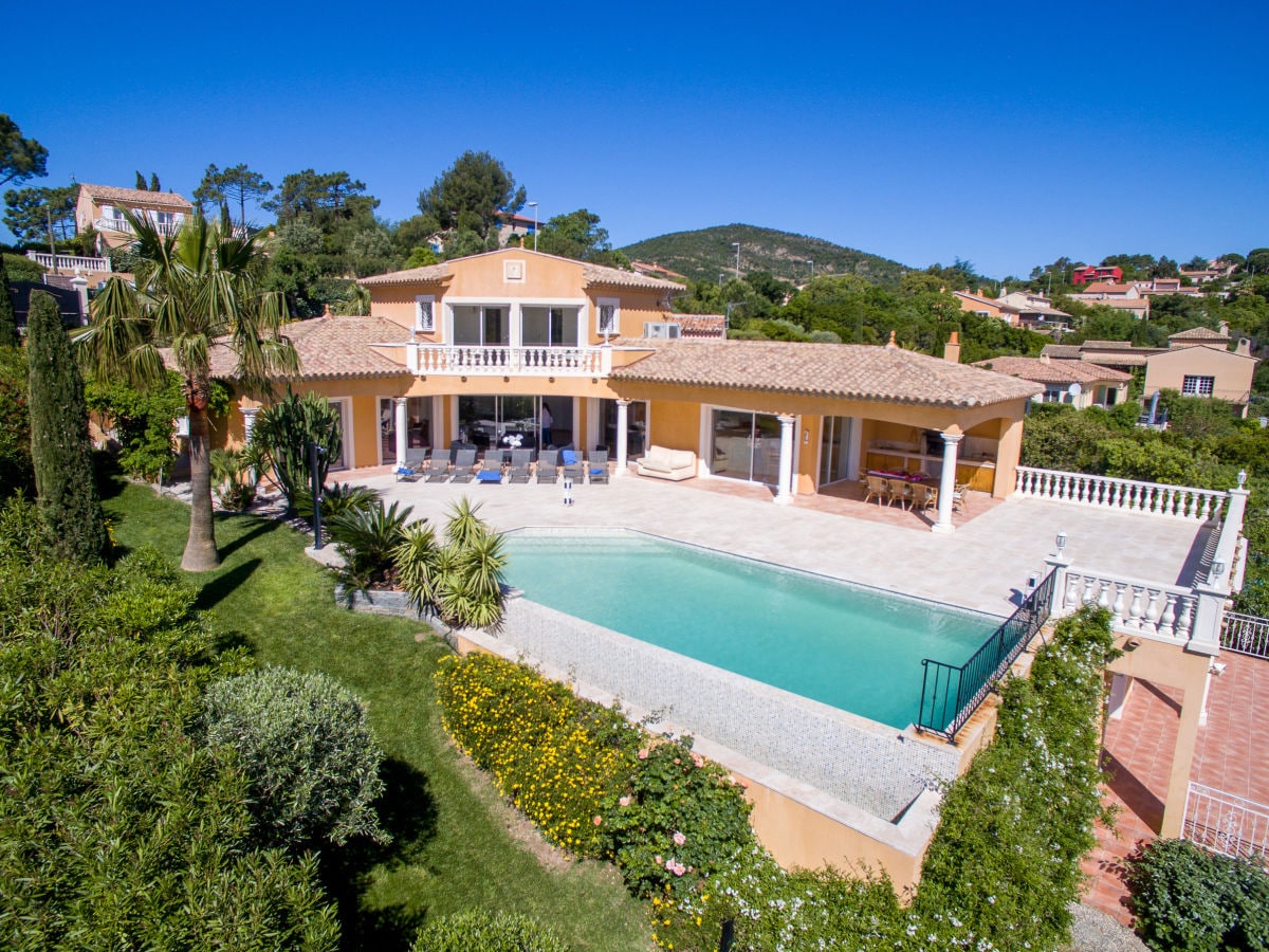 General view garden, pool and villa