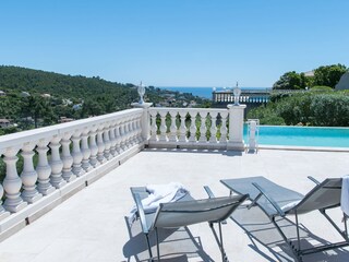 Teilansicht Terrasse, Pool und Meerblick