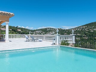 Pool und Terrasse