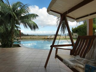 Blick über den Pool bis auf das Meer