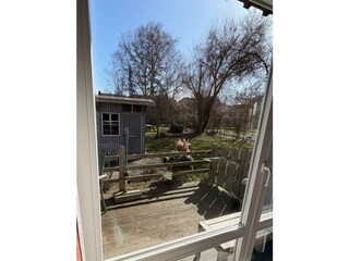 Balkon mit Gartenstühlen