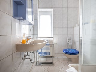 Bad mit Dusche und WC