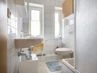 Bad  mit Dusche und WC