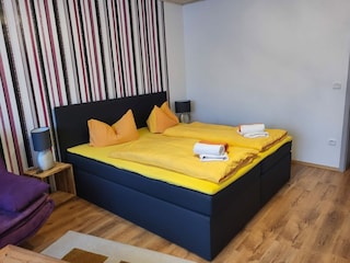 Wohn- und Schlafzimmer