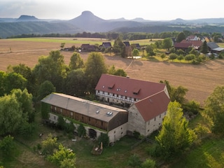 Blick auf den Sanderhof mit dem Lilienstein