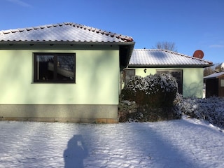 Urlaub im verschneiten Ferienhaus ist schön