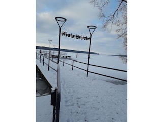 Kietz Brücke an verschneiter  Müritz