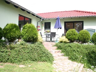 Nehmen Sie Platz auf unserer sonnigen Terrasse