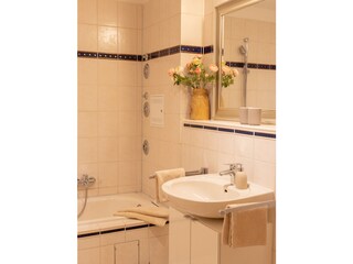 Badezimmer mit Duschwanne