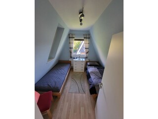 Schlafzimmer/Kinderzimmer OG Betten 90x200cm