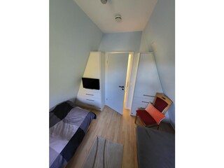 Kinderzimmer OG mit Einbauschränken und TV